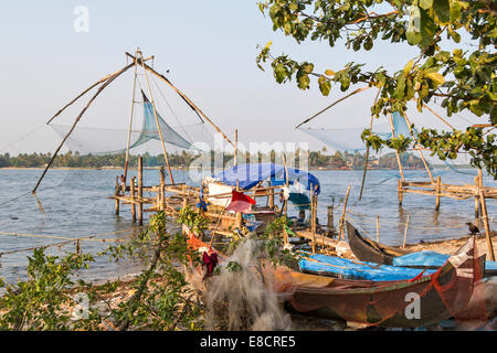 Les filets CHINOIS À COCHIN OU KOCHI INDE AVEC BATEAUX ET FILETS ÉTABLI SUR LA PLAGE Banque D'Images