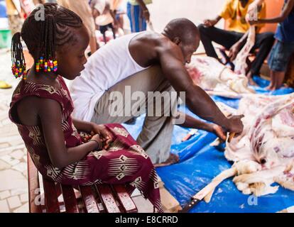 Dakar, Sénégal. 5Th Oct, 2014. Une famille sénégalaise préparer la viande de chèvre pour l'Eid al-Adha festival à la Grande Mosquée de Dakar, Sénégal, 5 octobre 2014. Crédit : Li Jing/Xinhua/Alamy Live News Banque D'Images
