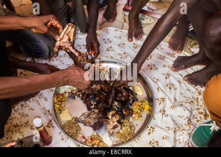 Dakar, Sénégal. 5Th Oct, 2014. Une famille sénégalaise ont un repas au cours de l'Eid al-Adha festival à la Grande Mosquée de Dakar, Sénégal, 5 octobre 2014. Crédit : Li Jing/Xinhua/Alamy Live News Banque D'Images