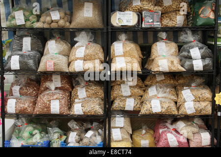 Sachets de graines d'oiseaux sauvages pour la vente à l'extérieur d'un magasin de fournitures pour animaux de Derbyshire, Angleterre, RU Banque D'Images