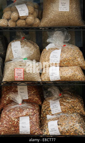 Sachets de graines d'oiseaux sauvages pour la vente à l'extérieur d'un magasin de fournitures pour animaux de Derbyshire, Angleterre, RU Banque D'Images