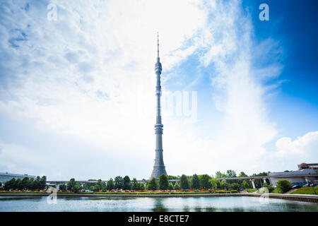 La tour d'Ostankino sur ciel bleu et de l'étang en face Banque D'Images