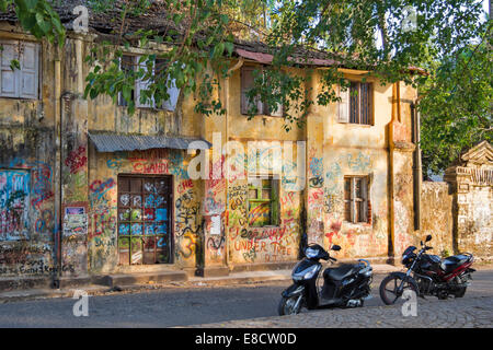 Ancienne maison coloniale OU PORT KOCHI COCHIN INDE MAINTENANT COUVERT PAR UN GRAFFITI ARTISTES Banque D'Images