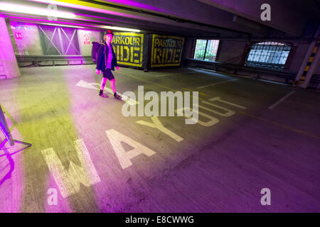 Parkour monter un vélo multi-disciplinaires événement tenu dans un parking à plusieurs étages, le tabac Dock, London, UK. 4ème Oct, 2014 Crédit : Simon Balson/Alamy Live News Banque D'Images