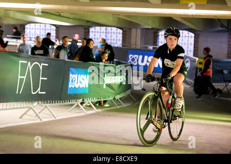 Parkour monter un vélo multi-disciplinaires événement tenu dans un parking à plusieurs étages, le tabac Dock, London, UK. 4ème Oct, 2014 Crédit : Simon Balson/Alamy Live News Banque D'Images