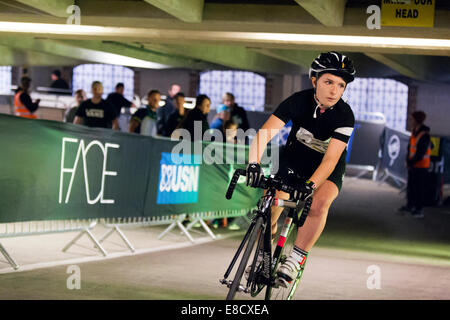 Parkour monter un vélo multi-disciplinaires événement tenu dans un parking à plusieurs étages, le tabac Dock, London, UK. 4ème Oct, 2014 Crédit : Simon Balson/Alamy Live News Banque D'Images