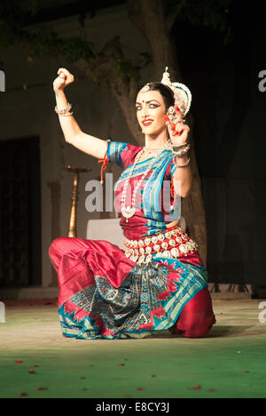 Danseuse odissi, le plus ancien des formes au cours de danse classique indienne dance festival à l'ancienne Rangji Temple, Pushkar, Rajasthan Banque D'Images