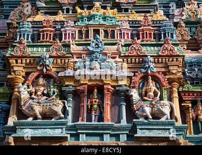 Sur les sculptures hindoues historique Meenakshi Amman Temple au cœur de la vieille ville de l'année 2500 Madurai, Tamil Nadu, Inde. Banque D'Images