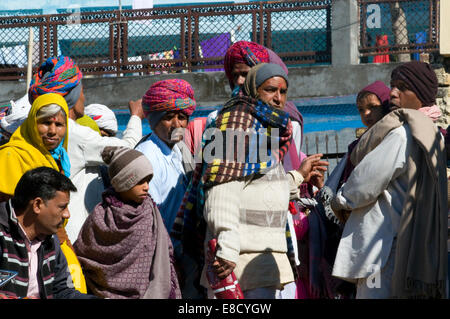 Groupe de la famille des tribus indiennes du Nord les pèlerins visitant la ville sacrée de Rishikesh sur le bord du Gange river Banque D'Images