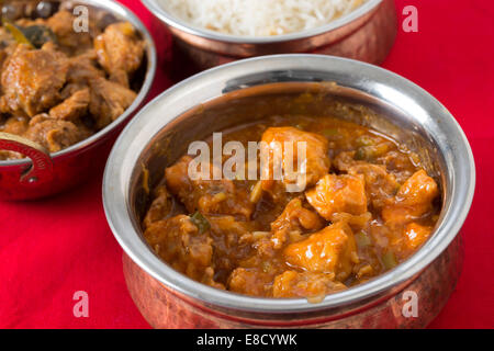 L'ail piment poulet dans un saladier avec le riz et le poulet malabar derrière. Banque D'Images