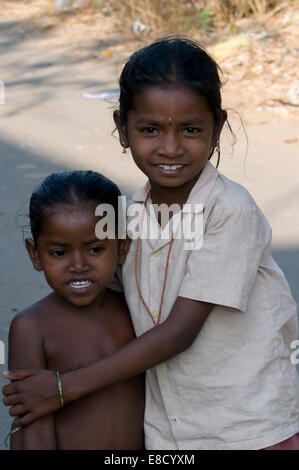 Deux jeunes souriant et aimant les enfants fille village indien Banque D'Images