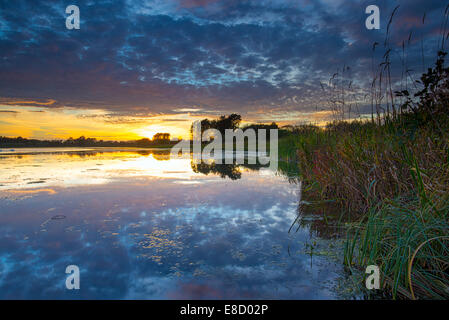 Eaux grand lac près de Newcastle Upon Tyne, au crépuscule Banque D'Images