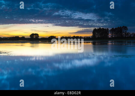 Eaux grand lac près de Newcastle Upon Tyne, au crépuscule Banque D'Images