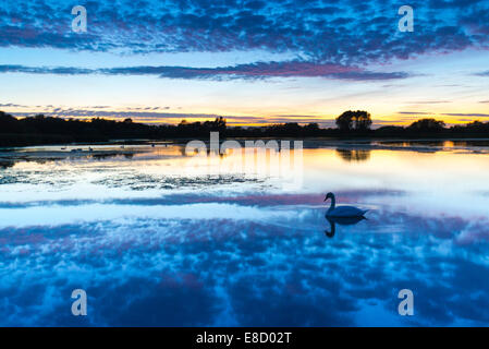 Eaux grand lac près de Newcastle Upon Tyne, au crépuscule Banque D'Images