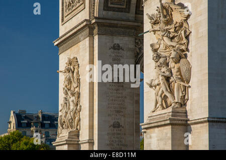 Des figures symboliques sculptés sur les côtés de l'Arc de Triomphe, Paris, France Banque D'Images