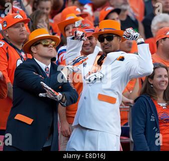 Denver, Colorado, États-Unis. 5Th Oct, 2014. Broncos fans jambon il vers le haut dans les stands après Broncos QB Peyton Manning jette sa 503rd. Au cours TD le 2e. la moitié à Sports Authority Field at Mile High dimanche après-midi. Les Broncos battre les cardinaux avant partie avant 41-20. Credit : Hector Acevedo/ZUMA/Alamy Fil Live News Banque D'Images