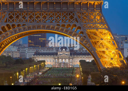 Vue rapprochée de la Tour Eiffel avec au-delà de l'Ecole Militaire, Paris, France Banque D'Images