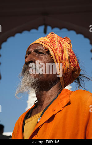 Sadu saint homme barbu au temple hindou de la ville sainte de Pushkar, Rajasthan, India Banque D'Images