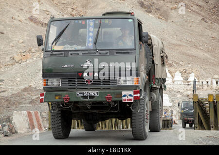 Les forces aériennes indiennes de ces convois militaires stupas bouddhistes sur Kargil - Leh route près de la frontière du Pakistan Inde Banque D'Images