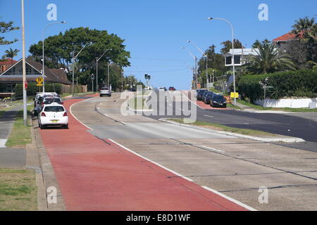 Sydney road, regardant vers le sud le long de Pittwater Road à collaroy vers long récif, banlieue de Sydney, Australie Banque D'Images