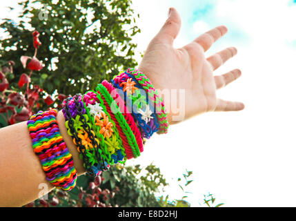 Arc-en-ciel coloré de bandes de caoutchouc bracelet loom Banque D'Images