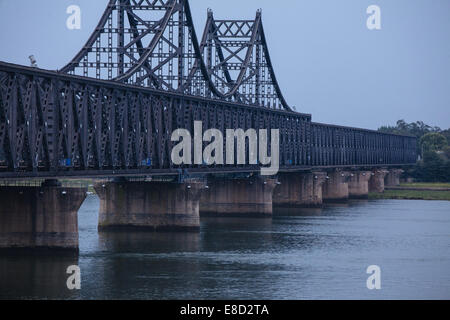 Pont sur la rivière Yalu (Nord) de la frontière technologique Corée-Chine Banque D'Images