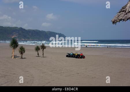 Quad en ligne sur une plage quasi déserte Indonesian prêt et en attente de l'arrivée des touristes. Banque D'Images