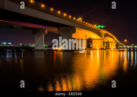 Acosta le pont sur la rivière St John's la nuit, à Jacksonville, en Floride. Banque D'Images