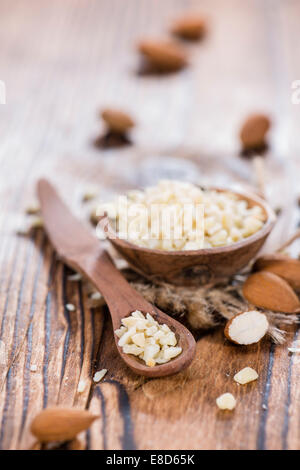 Petit bol avec les amandes hachées (close-up shot) sur fond de bois rustique Banque D'Images