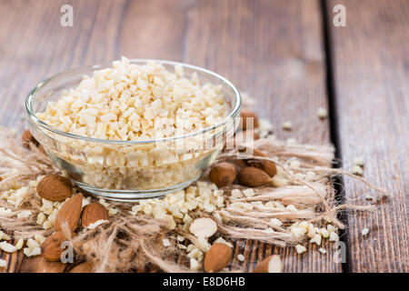 Petit bol avec les amandes hachées (close-up shot) sur fond de bois rustique Banque D'Images