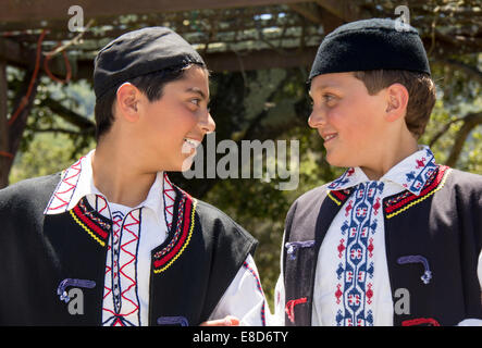 Greek-American les garçons, danseurs, Marin Festival Grec, ville de Novato, comté de Marin, en Californie Banque D'Images