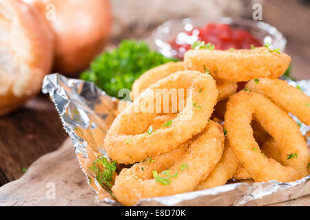 D'Oignon fait maison avec des herbes fraîches sur fond de bois rustique Banque D'Images