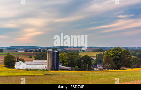 Vue d'une grange et silos sur une ferme dans le comté de Lancaster en Pennsylvanie rurale. Banque D'Images