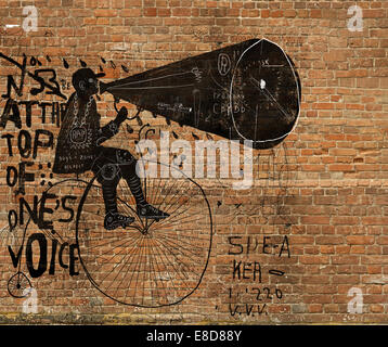 Image d'un homme qui monte un vélo et dit par le haut-parleur Banque D'Images