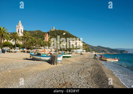 Bateaux de pêche sur la plage de Noli, Riviera di Ponente, Ligurie, Italie Banque D'Images