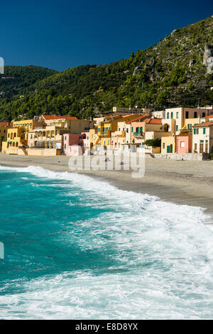 Maisons typiques sur la plage, Finale Ligure, Savona, Riviera di Ponente, Ligurie, Italie Banque D'Images