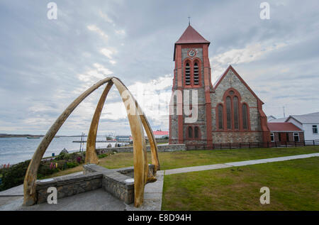 Les fanons de Arch pour commémorer les baleiniers ont péri en mer, la cathédrale Christ Church à l'arrière, Stanley, Îles Falkland Banque D'Images