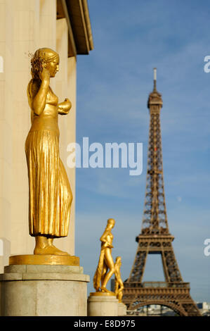 Statues en or au Palais de Chaillot, avec la Tour Eiffel, Place du Trocadéro, 16ème arrondissement, Paris, France Banque D'Images