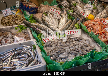 Les poissons, crevettes et calmars à l'échoppe de marché, le marché aux poissons, le Campo della Pescaria, Venise, Italie Banque D'Images