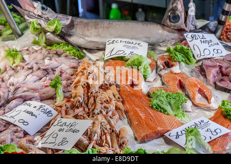 Poissons et crevettes pour un blocage du marché, le marché aux poissons Campo della Pescaria, Venise, Italie Banque D'Images