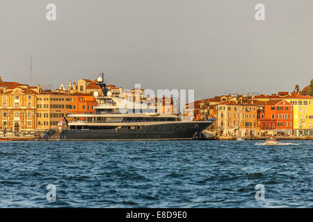 Yacht de luxe dans le bassin de San Marco, Venise, Italie Banque D'Images