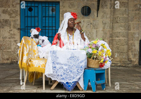 Fortune Teller posant avec un cigare, La Havane, Cuba Banque D'Images