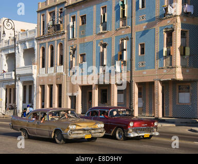 Un Dodge, sur la gauche, et une Chevrolet roulant sur le Malecón esplanade, voitures classiques, La Havane, Cuba Banque D'Images