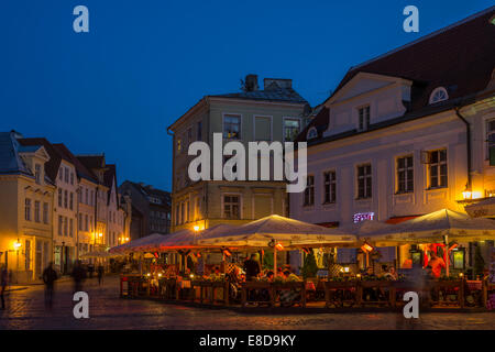 Restaurant sur la place de l'Hôtel de ville dans la soirée, Vanalinn, Tallinn, Harju, Estonie Banque D'Images