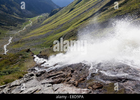 Cascade d'un ruisseau de montagne, près de Kappl, vallée de Paznau, Tyrol, Autriche Banque D'Images