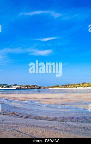 Les patrons de sable sur la plage vide, ciel bleu profond, Balnakeil Bay, Durness, Sutherland, dans les Highlands, en Écosse, Royaume-Uni Banque D'Images