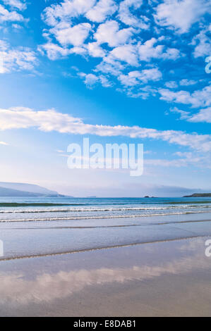 Sky reflétée dans le sable humide, belle plage, Balnakeil Bay, durness, Sutherland, Highlands, Scotland UK Banque D'Images