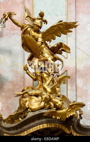 L'Archange Michael sur la chaire par J.B. Straub, église baroque de l'assomption de Sainte Marie, abbaye, Ettal Ettal, Haute-Bavière Banque D'Images
