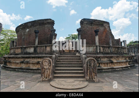 Ruines d'un temple avec Pierre de lune et une statue de Bouddha, Polonnaruwa, Sri Lanka Banque D'Images