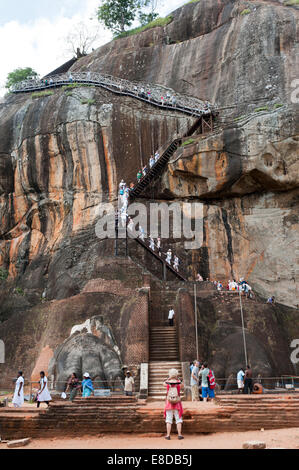 L'escalade des visiteurs des escaliers raides à la forteresse de Sigiriya Rock, UNESCO World Heritage Site, Sigiriya, Sri Lanka Banque D'Images